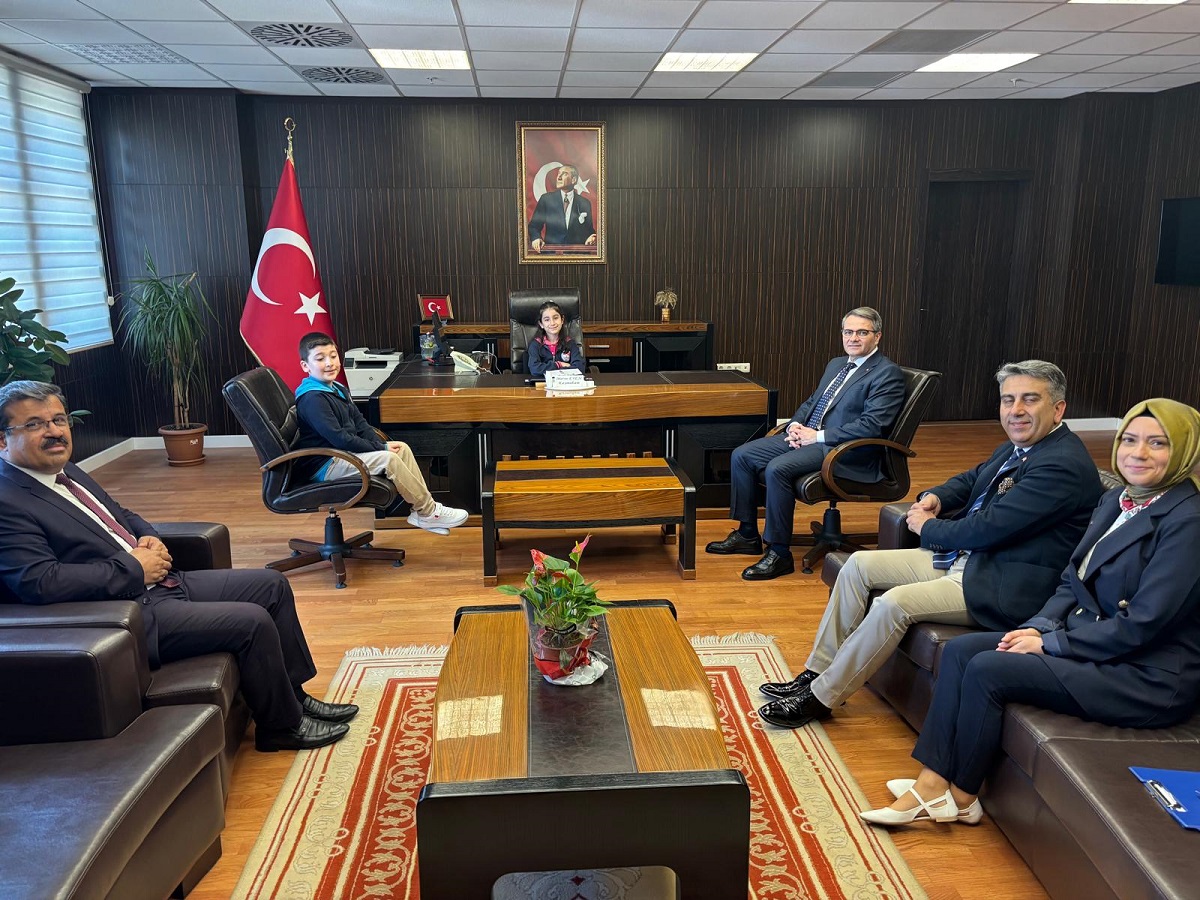 Kaymakamımız 23 Nisan'da Öğrencilerimizi Makamında Ağırladı